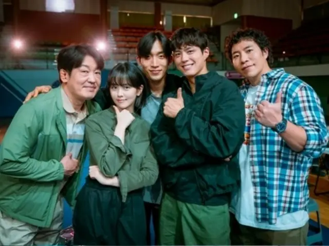 Bức ảnh hậu trường hài hước của Park BoGum, Kim Seohyun và Lee Sang Yi trong bộ phim mới "Good Boy"... Cảnh báo cười