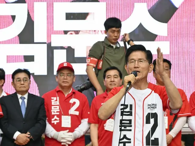 Ứng cử viên Kim Moon-soo chỉ ra Lee Jae-myung, "Vợ tôi sử dụng thẻ tín dụng của công ty, con trai tôi sử dụng ngôn ngữ lăng mạ"... "Gia đình tôi khác biệt" = Hàn Quốc