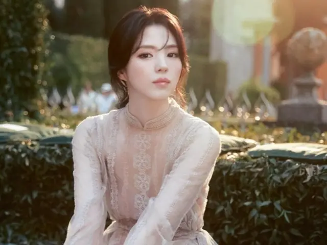 Nữ diễn viên Han So Hee khoe chiếc váy xuyên thấu thanh lịch và gợi cảm