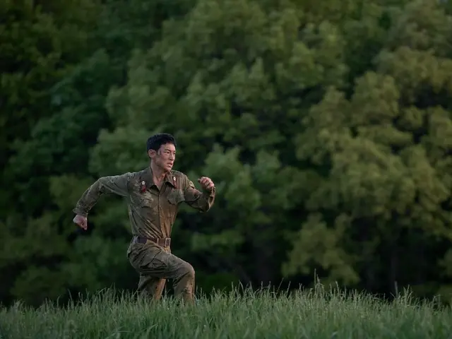 Những cảnh quay hậu trường đầu tiên trong bộ phim đầy tự tin "Escape" của Lee Je Hoon đã được phát hành!
