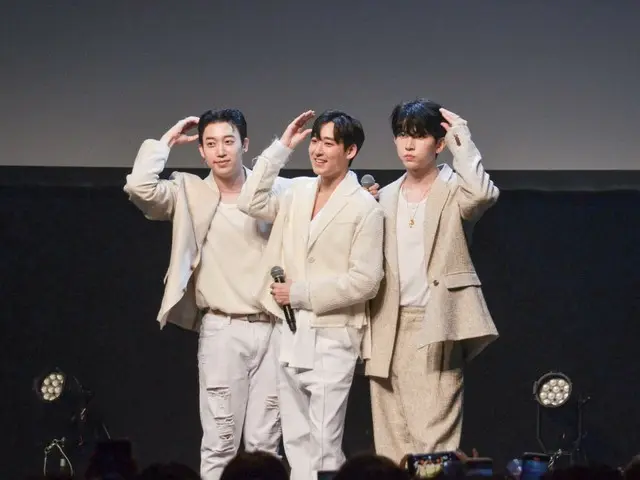 [Báo cáo chính thức] Hun, Kevin và Kiseop của UKISS vô cùng vui mừng khi được tái hợp trên sân khấu lần đầu tiên sau khoảng 8 năm! Bản tường thuật về ngày đầu tiên của Tokyo Fan Live đã có!