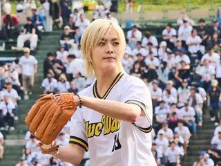 Yuta (NCT) bước lên gò đất để thực hiện cú ném mở màn đặc biệt! "#ConnectingKorea NGÀY HÀN QUỐC" được tổ chức tại Hotto Motto Field Kobe