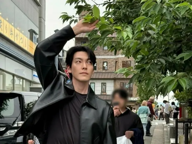 Kim WooBin, nhấn mạnh sự cứng rắn của mình với chiếc áo khoác da... và cả nét quyến rũ hài hước của anh ấy