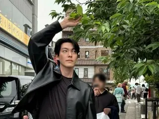 Kim WooBin, nhấn mạnh sự cứng rắn của mình với chiếc áo khoác da... và cả nét quyến rũ hài hước của anh ấy