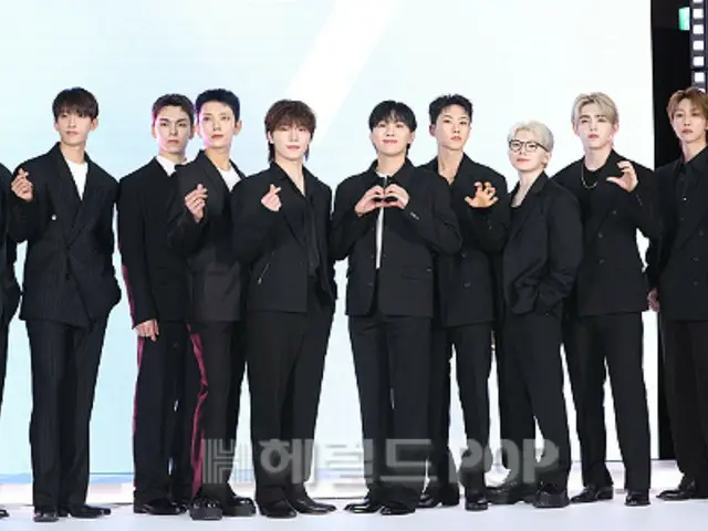 [Ảnh] "SEVENTEEN" chào khán giả trong bộ vest lịch lãm