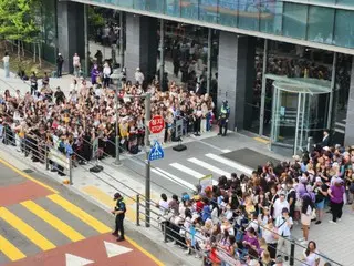 "Chúc mừng RM và V xuất ngũ"... 1.500 người hâm mộ BTS đổ xô đến tòa nhà HYBE