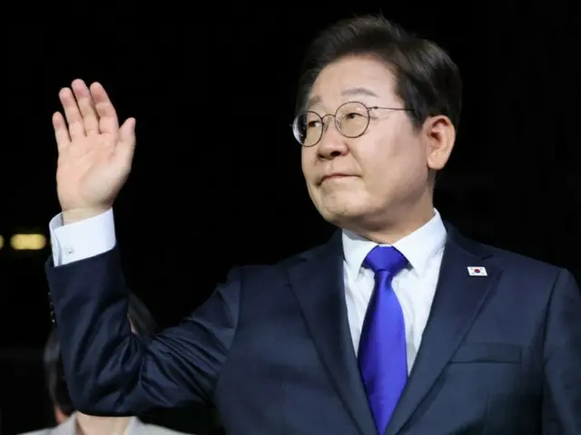 Phiên tòa xét xử Tổng thống Hàn Quốc Lee bị hoãn liên tiếp = Căn cứ cho quyết định của tòa án là "quyền miễn truy tố" theo Điều 84 Hiến pháp