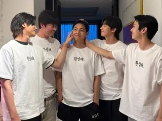 "BTS" V xuất ngũ trong tiệc chào mừng quân đội của Park Seo Jun, Park Hyung Sik và Choi Woo-shik... "King đã trở lại"