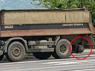 Lốp xe ben văng ra và đâm trực diện vào nữ sinh trung học... 46 ngày sau khi bất tỉnh (Hàn Quốc)