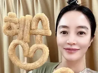 Nữ diễn viên Kim Hye Soo chụp ảnh tự sướng với món quà là churros
