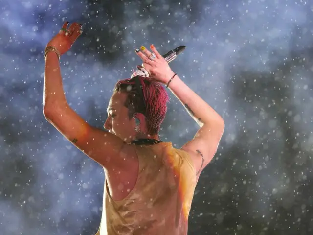 G-DRAGON, một sự cố khác liên quan đến một khán giả đột nhập vào địa điểm tổ chức… Một phản ứng bình tĩnh và chuyên nghiệp