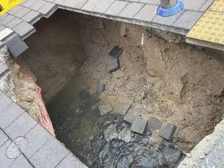 Đường sụp đổ vào ngày mưa lớn... Người đàn ông rơi xuống hố sâu 2m ngay trước mặt gia đình (Hàn Quốc)