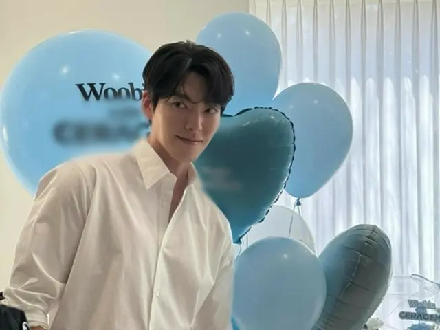 Nam diễn viên Kim WooBin nổi tiếng với phong cách "dandyism" giản dị...chiếc áo sơ mi của anh vừa vặn một cách đáng kinh ngạc!