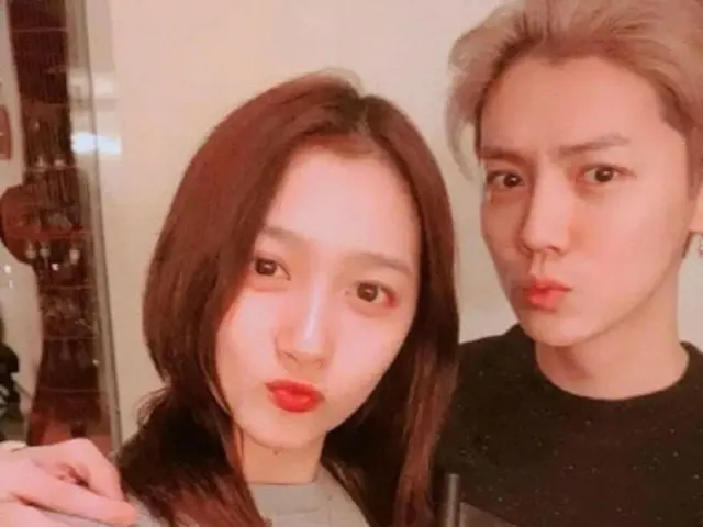 LUHAN (cựu thành viên EXO) và Kuan Xiaotong, có đúng là họ đã chia tay sau 8 năm hẹn hò không? Nhìn hình nền trên điện thoại di động của họ...