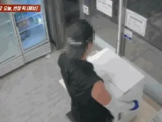 Một người đàn ông đánh cắp một thiết bị thanh toán tự động có tiền mặt bên trong từ một cửa hàng không có người trông coi và trốn thoát (Hàn Quốc)