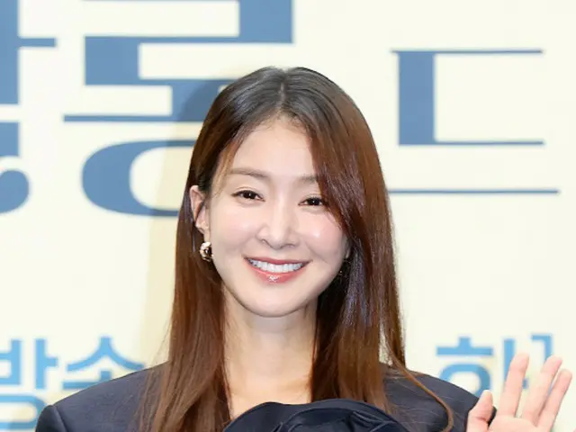 Lee Si Young đang mang thai đứa con thứ hai bằng phôi đông lạnh của chồng cũ. Ý kiến chia thành "Chúc mừng" và "Ích kỷ"... Chồng cũ nói rằng anh sẽ "hoàn thành trách nhiệm"