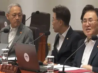 Khi tổng thống bước vào phòng, ông nhanh chóng tháo cà vạt... "Không có quy định về trang phục sao?" = Hàn Quốc