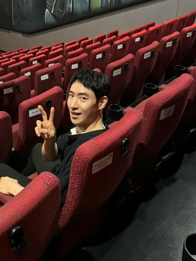 イ・ジェフン、地下鉄駅に現れたトップ俳優.…ファンからの誕生日イベント認証ショット