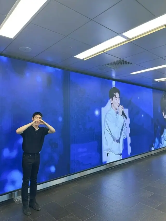 イ・ジェフン、地下鉄駅に現れたトップ俳優.…ファンからの誕生日イベント認証ショット03