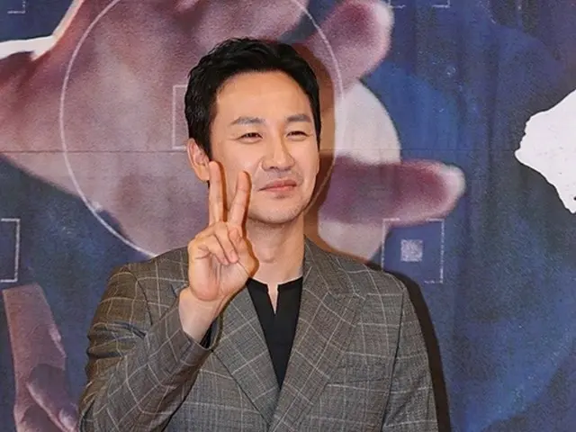 Uhm Tae Woong, trước khi trở lại màn ảnh rộng sau 9 năm... "Hãy chắc chắn rằng anh hạnh phúc nhé", vợ và em gái anh cổ vũ anh