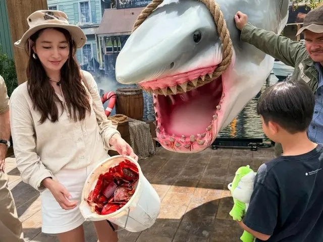 Nữ diễn viên Lee Min Jung đi du lịch cùng chồng Lee Byung Hun? "Mồ hôi lạnh toát ra trong giây lát" khi đang cho cá mập ăn
