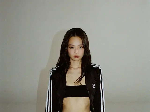 JENNIE (BLACKPINK) có vòng eo "phẳng" hoàn hảo khi mặc áo ngực
