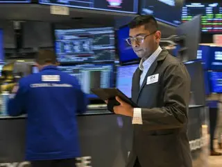 Sàn giao dịch chứng khoán New York đi ngang... Cổ phiếu bán dẫn lao dốc do khoản đầu tư kém hiệu quả từ OpenAI và SoftBank