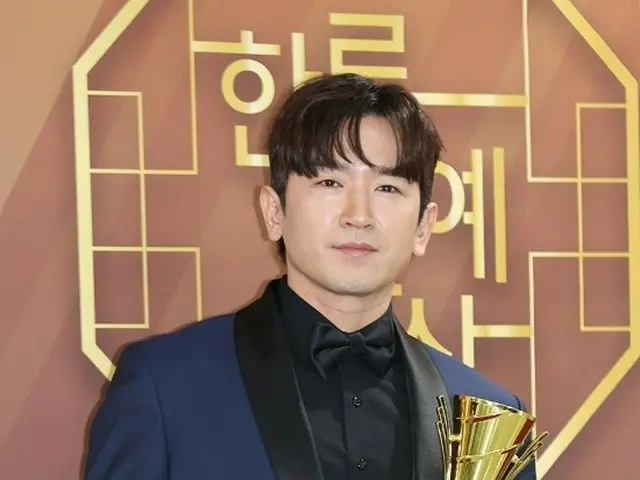 Lee Min Woo (SHINHWA) vượt qua vụ án lừa đảo khoảng 260 triệu yên và tuyên bố kết hôn... Anh thể hiện lòng biết ơn với người hâm mộ bằng cách gia nhập "người đàn ông đã kết hôn" thứ tư trong nhóm
