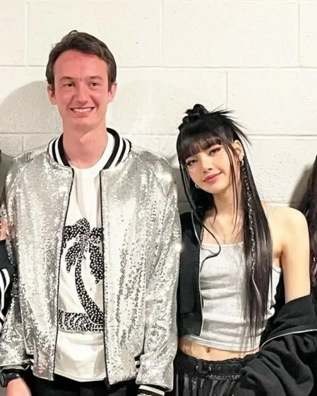 「BLACKPINK」 LISAとLVMH会長の三男、公然の熱愛？…ミシェル・ヨーのSNS投稿が話題に