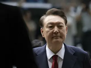 Jeon Hyun-hee, một thành viên của Đảng Dân chủ, cho biết, "Cựu Tổng thống Yoon Seok-yeol ăn uống đầy đủ trong trại giam và ở trong phòng thăm có máy lạnh cả ngày." (Hàn Quốc)