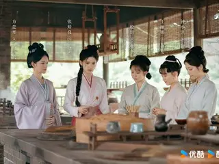 Phim truyền hình Trung Quốc NGAY BÂY GIỜ: Tập 13 của "Con đường ánh sao": Hoa Chi tặng Cố Ngôn Hy một sợi dây bện năm màu.