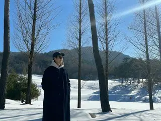 Nam diễn viên Choi Woo-shik gửi lời chúc cuối năm khi đứng trên cánh đồng tuyết