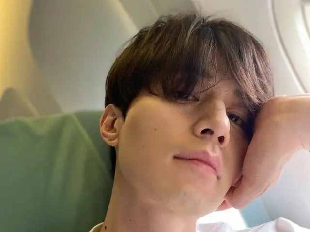 Nam diễn viên Lee Dong Wook selfie trên máy bay... "Tôi đi Thụy Sĩ"