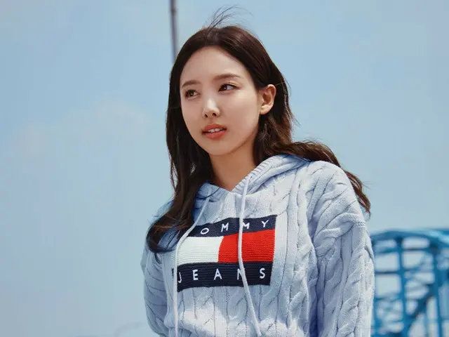 ``TWICE'' Nayeon hé lộ họa báo mùa thu 2023 cùng TOMMY JEANS