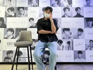 Nam diễn viên Seo KangJoon tham quan triển lãm ảnh kỷ niệm 10 năm ra mắt... Anh là người đầu tiên điền danh sách khách mời