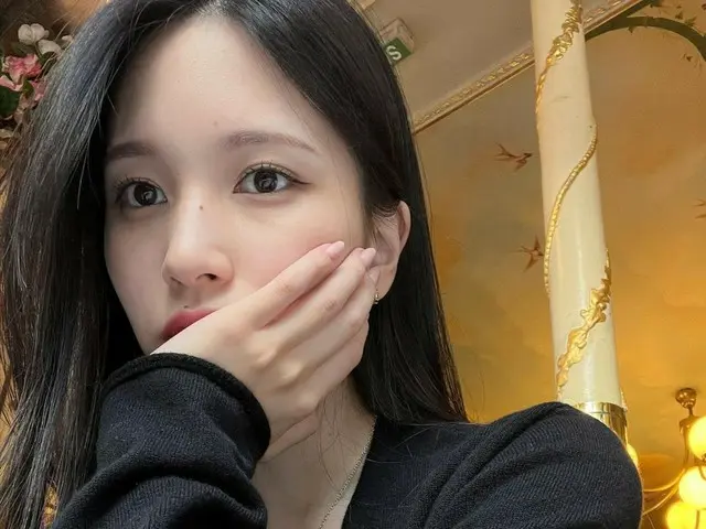 Vẻ đẹp nghẹt thở của Mina của TWICE thu hút sự chú ý của mọi người... Nayeon cũng nhận xét: ``Đẹp quá.''