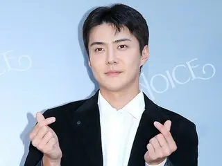[Ảnh] "EXO" Se Hun tham dự sự kiện khai trương cửa hàng thời trang của một thương hiệu nhạc pop... Lời chào bằng trái tim hai ngón tay