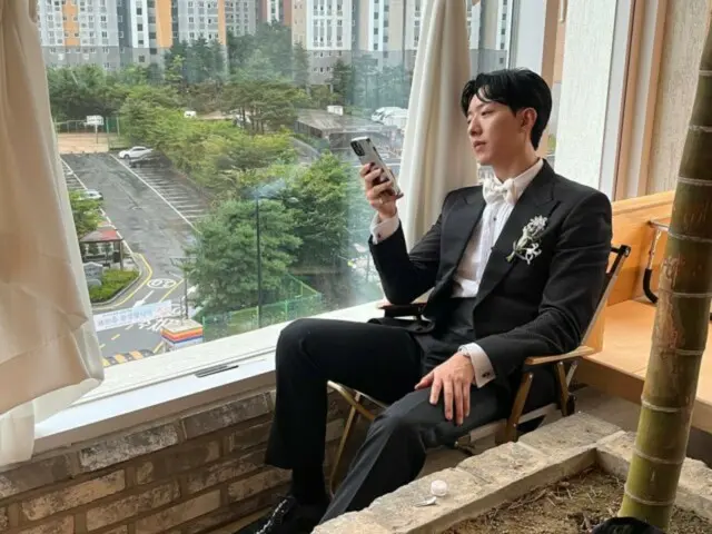 ``CNBLUE'' Lee Jung Shin mặc tuxedo như chú rể trong ngày sinh nhật... ``CNBLUE'' KANG MINHEE HYUK & ``FTISLAND'' Lee Jae Jin cũng bình luận chúc mừng