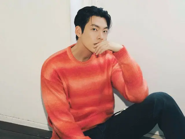 Nam diễn viên Kim WooBin khoe phong cách thời trang FW...một chàng trai mùa thu đáng yêu