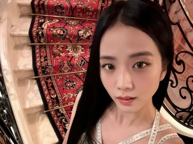 Jisoo của BlackPink tham dự show diễn của Dior... Tỏa vẻ đẹp mê hồn trong bộ váy vàng sang trọng