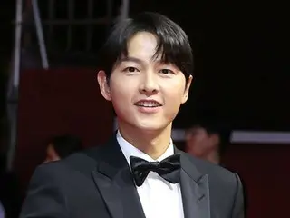 [Ảnh] Nam diễn viên Song Jong Ki xuất hiện trên thảm đỏ Liên hoan phim quốc tế Busan...“Cái nhìn đầy cảm xúc”