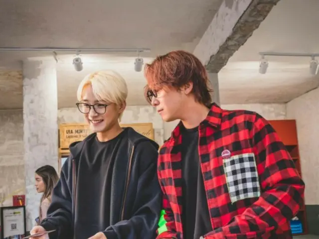 ``FTISLAND'' Hongki và Jaejin thu hút mọi ánh nhìn với vẻ ngoài vui vẻ và sảng khoái... ``Lâu rồi chúng ta mới đi chơi''