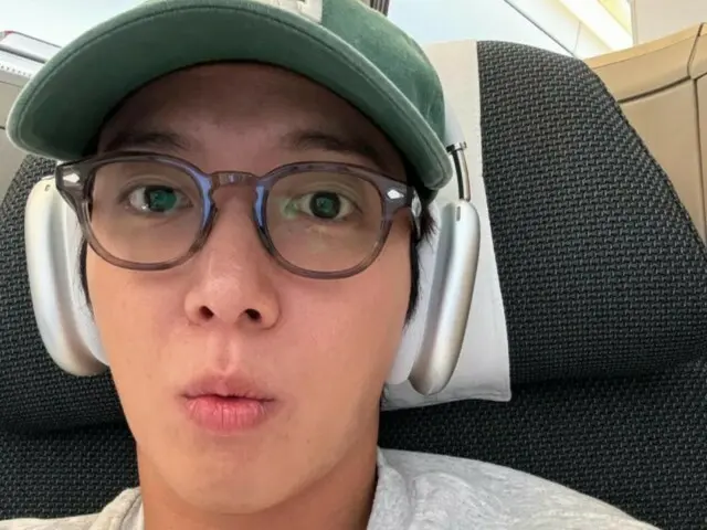 ``CNBLUE'' Jung Yong Hwa có sức hút vui nhộn với kính và tai nghe... ``Hẹn gặp lại vào ngày mai, chiến đấu nhé!''