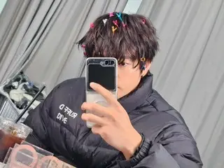 Seo In Guk selfie trước gương dễ thương với kiểu tóc đầy ghim
