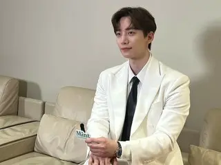 Junho của 2PM trông thật tuyệt trong bộ vest trắng và hỏi: "Đây có phải là dáng vẻ của một hoàng tử cưỡi ngựa trắng không?"
