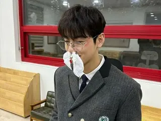 "ASTRO" Cha Eun Woo lần đầu tiên trông như thế này lol...Anh ấy trông ngầu quá với khăn giấy nhét vào cả hai lỗ mũi.