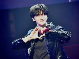 Jaejung thể hiện tình yêu nồng nàn dành cho người hâm mộ bằng tư thế trái tim