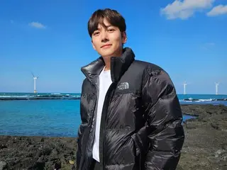 Nam diễn viên Ji Chang Wook, trời ở Samdalli, đảo Jeju đã lạnh chưa? …Thời trang áo khoác với phông nền là biển đảo Jeju xinh đẹp