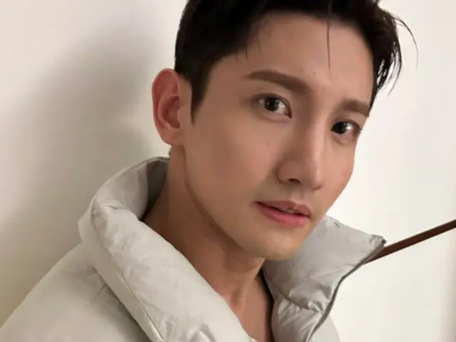 "TVXQ" Changmin khoe vẻ gợi cảm với áo vest lửng trên da trần...tạo dáng lôi cuốn cùng YunHo & RIIZE