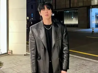 "TVXQ" YunHo khoe vẻ nam tính với áo khoác da màu đen